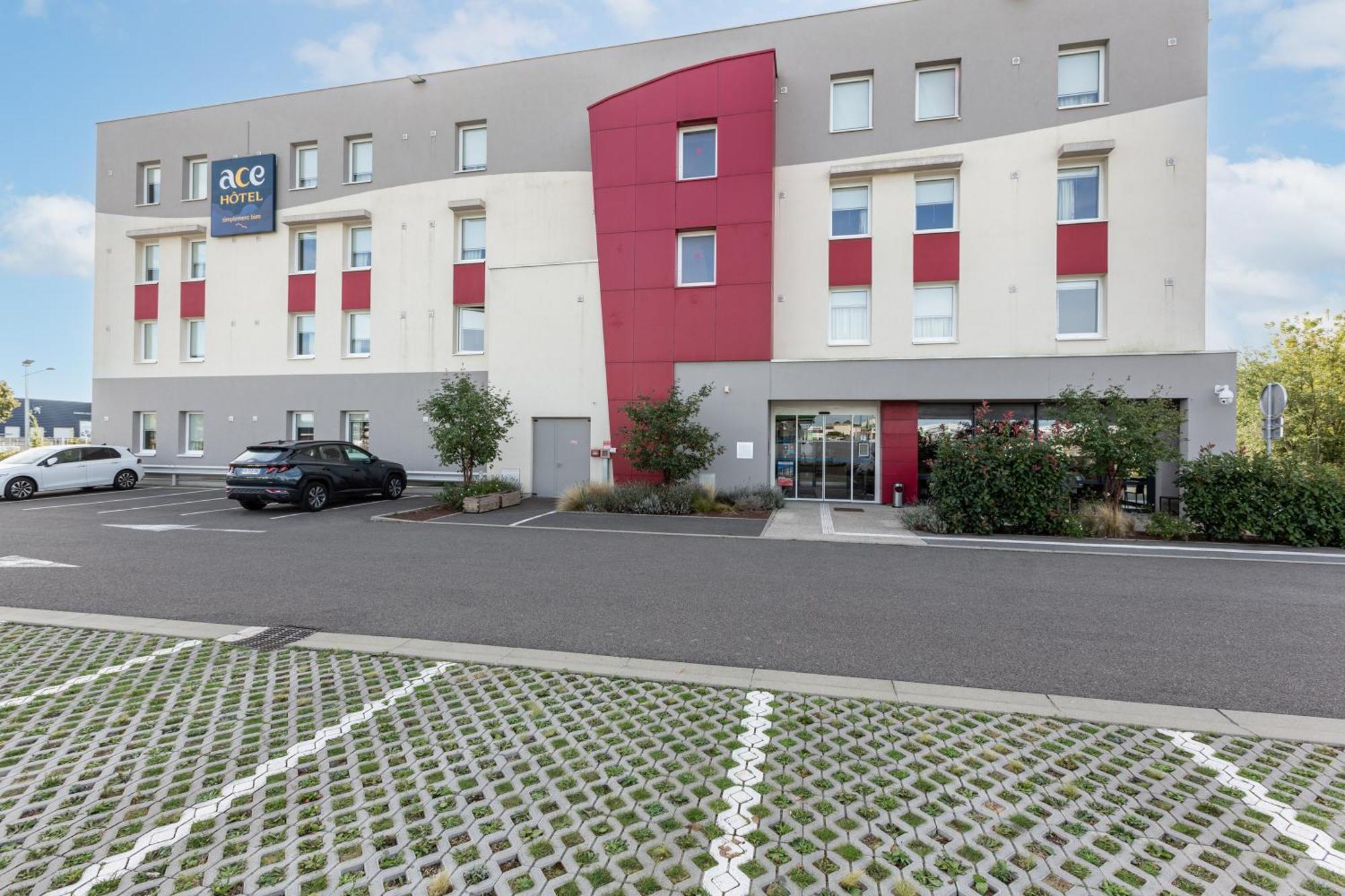 Le Coudray Ace Hotel Chartres מראה חיצוני תמונה