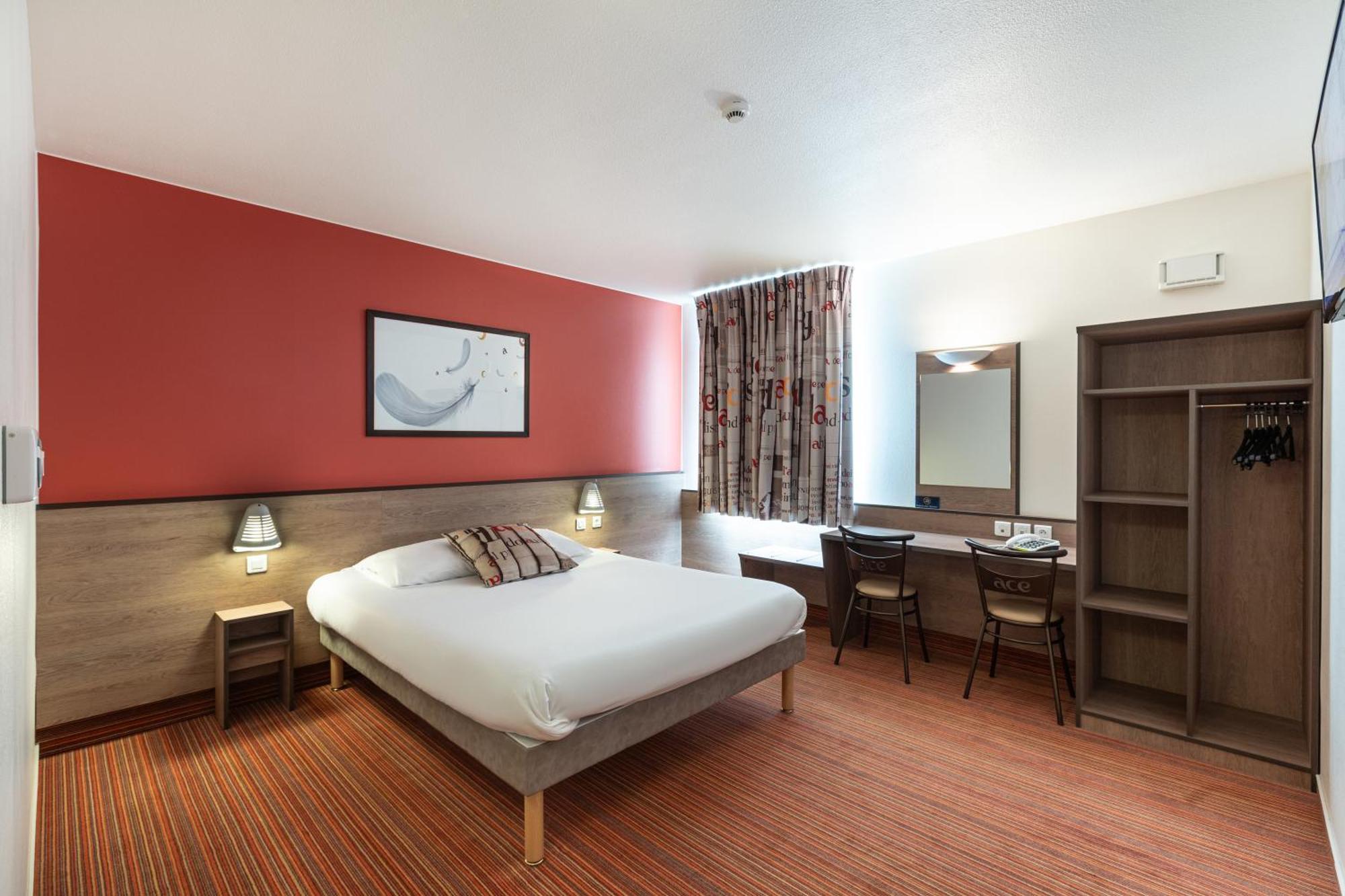 Le Coudray Ace Hotel Chartres מראה חיצוני תמונה