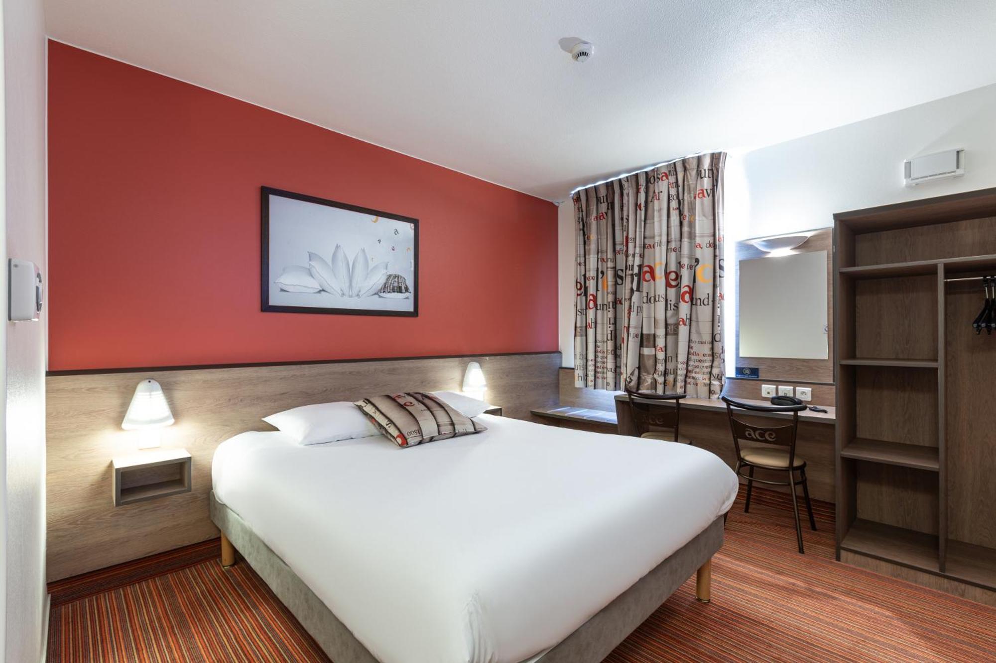 Le Coudray Ace Hotel Chartres מראה חיצוני תמונה
