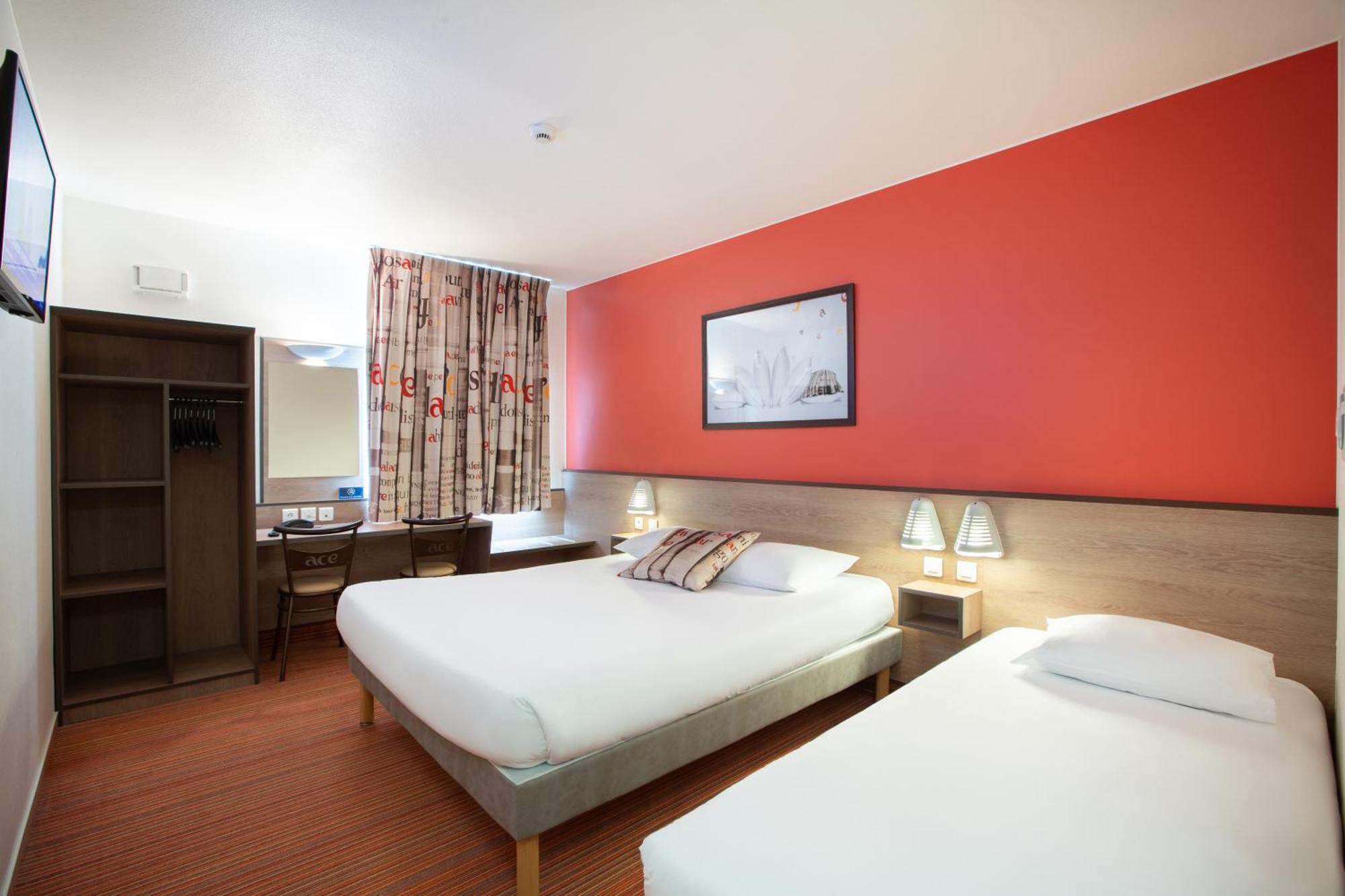 Le Coudray Ace Hotel Chartres מראה חיצוני תמונה