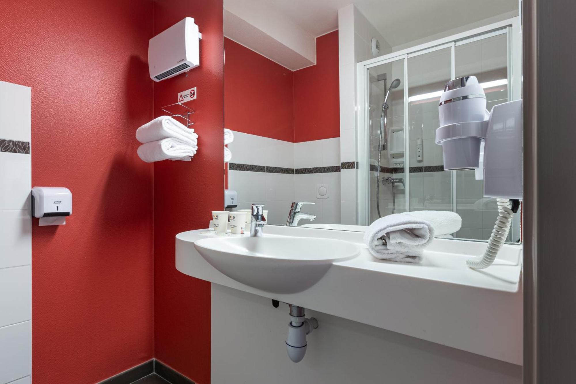Le Coudray Ace Hotel Chartres מראה חיצוני תמונה